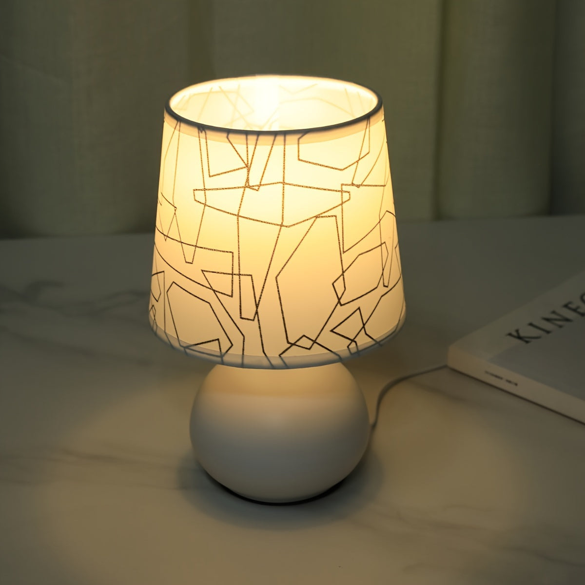 Nattbordslampe med hvit kulefot og skjerm med linjemønster, Hvit og svart