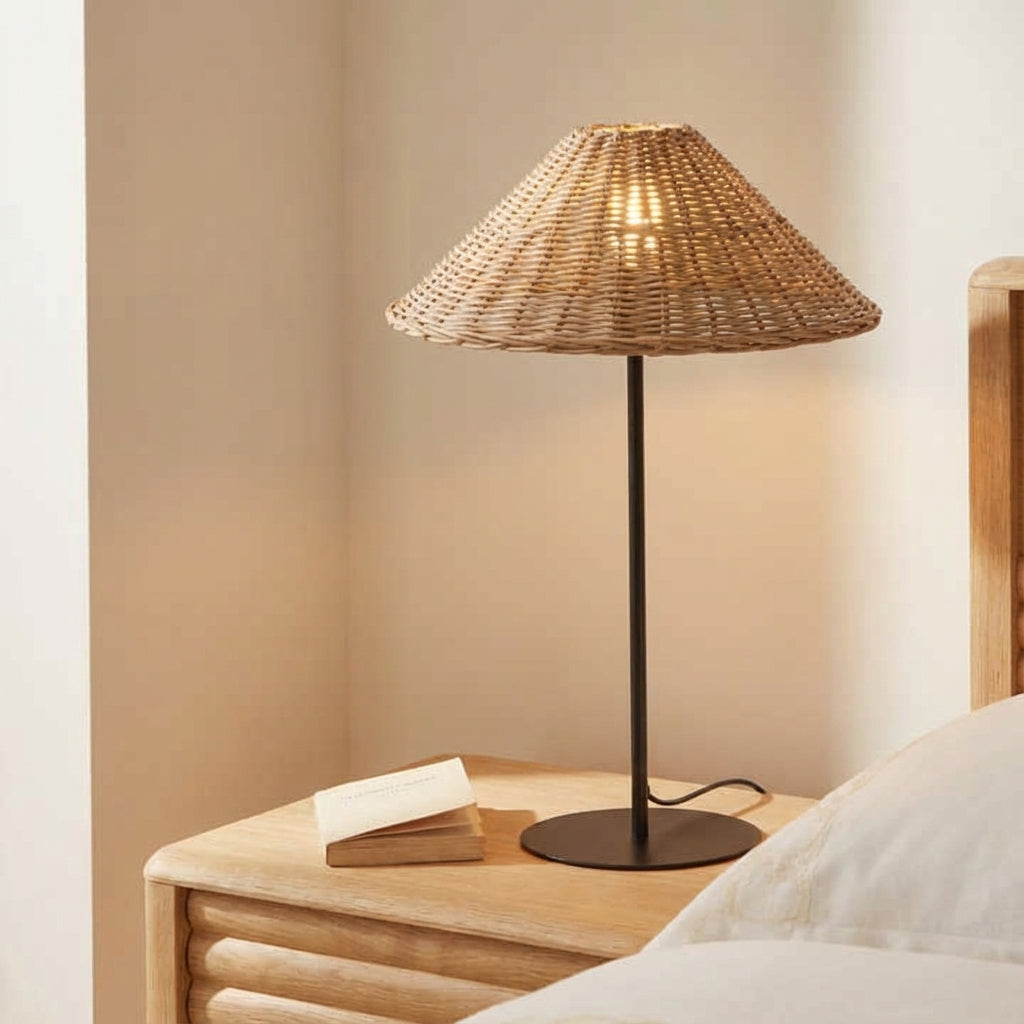 Oppladbar bordlampe med flettet kjegleskjerm og sort fot, Natur og svart