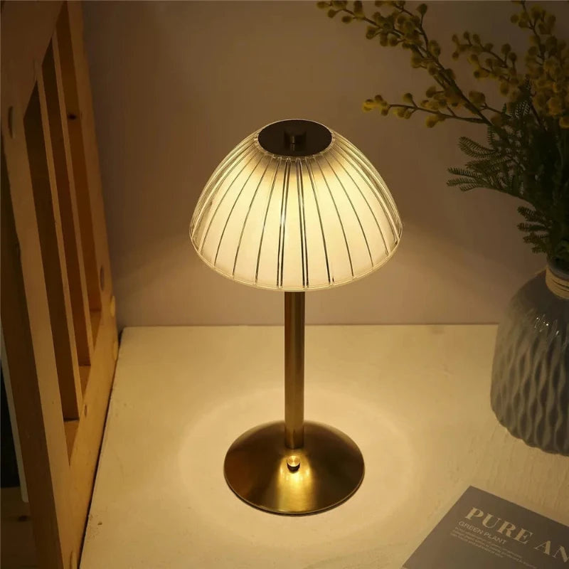 Oppladbar bordlampe med plissert skjerm og gullfot, Gull og hvit