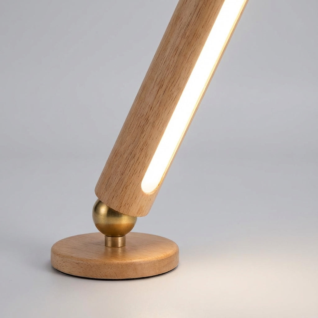 Oppladbar lampe i tre med vippbar lysstav og messingkule, Natur og messing