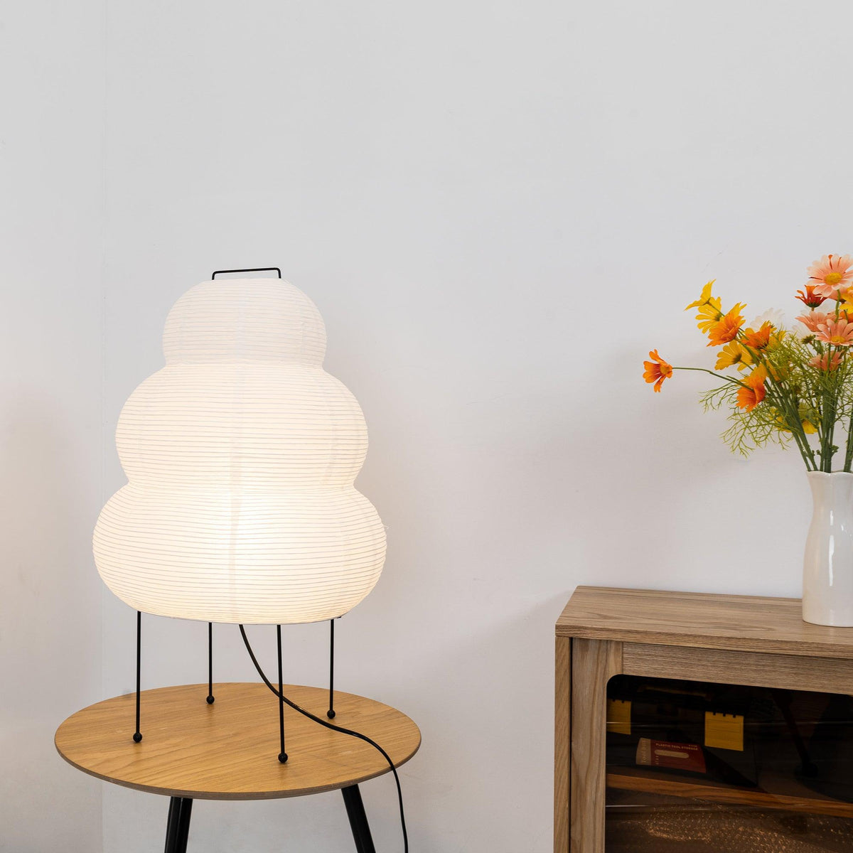 Papirlampe som bordlampe i mullbærpapir på tynne metallben, Hvit