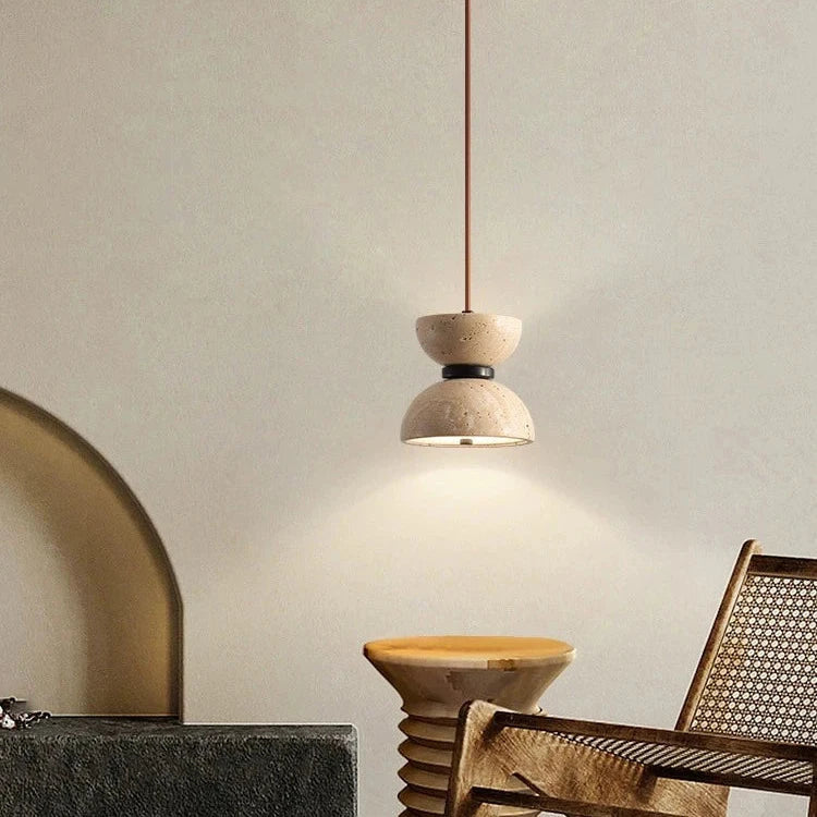 Pendellampe i travertin med timeglassform og mørk ring, Sandbeige