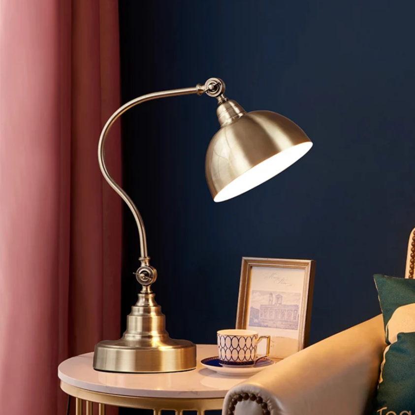 Retro bordlampe i gullfarget metall med buet arm og kuppel, Gull