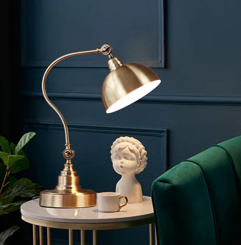 Retro bordlampe i gullfarget metall med buet arm og kuppel, Gull