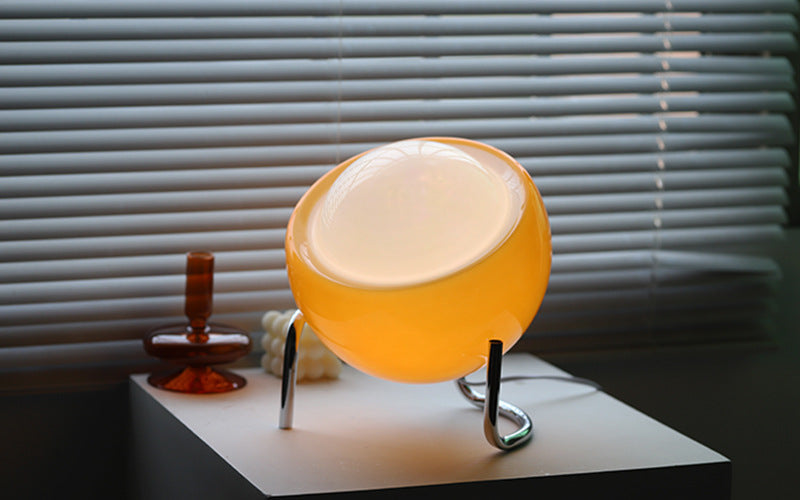 Retro bordlampe med oransje glasskule på bøyd krombein, Oransje og krom