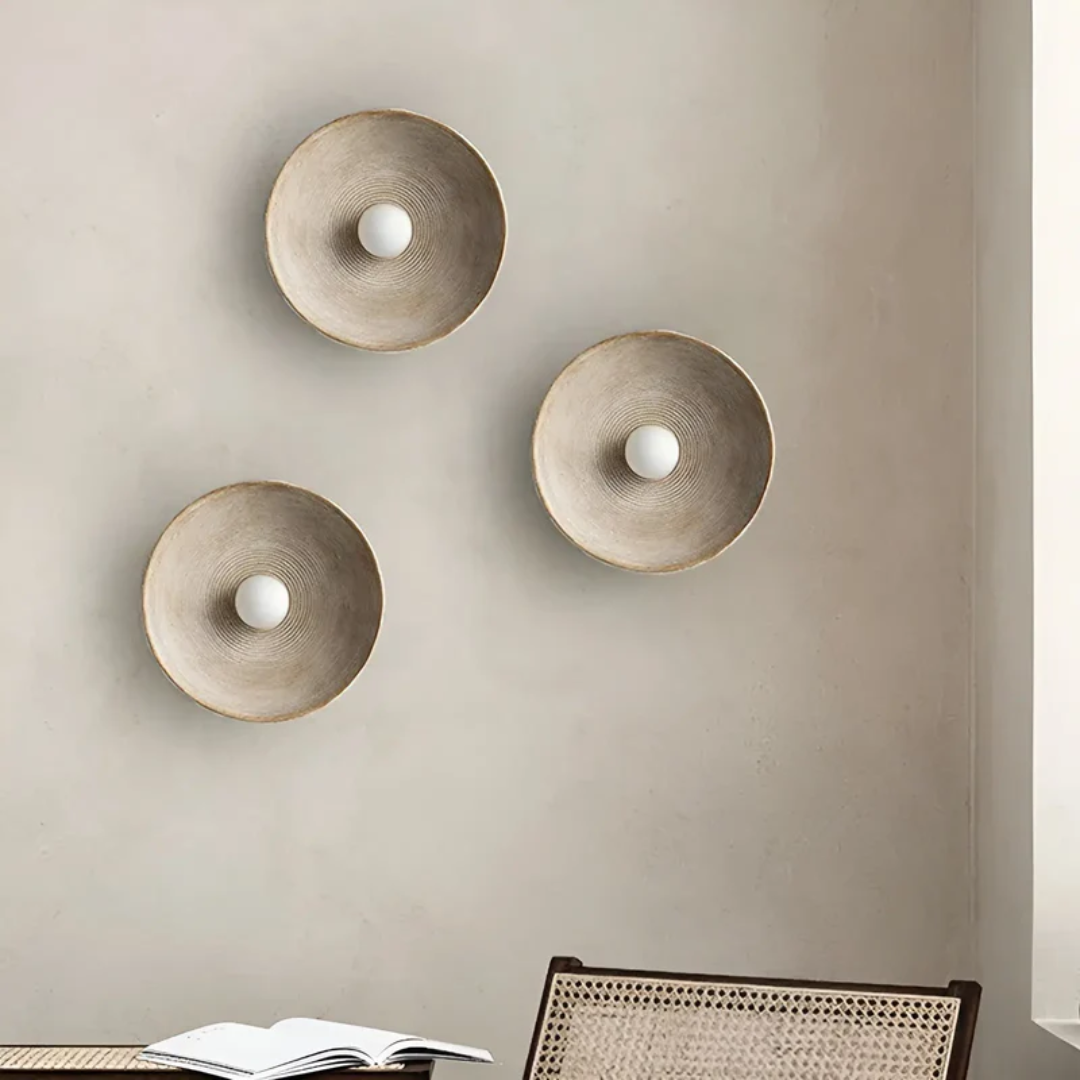 Rund vegglampe med rillet skive i wabi sabi-stil, Sand