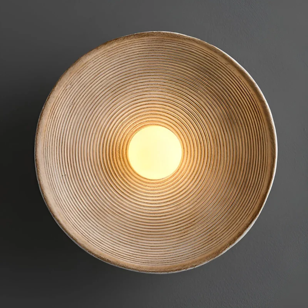 Rund vegglampe med rillet skive i wabi sabi-stil, Sand