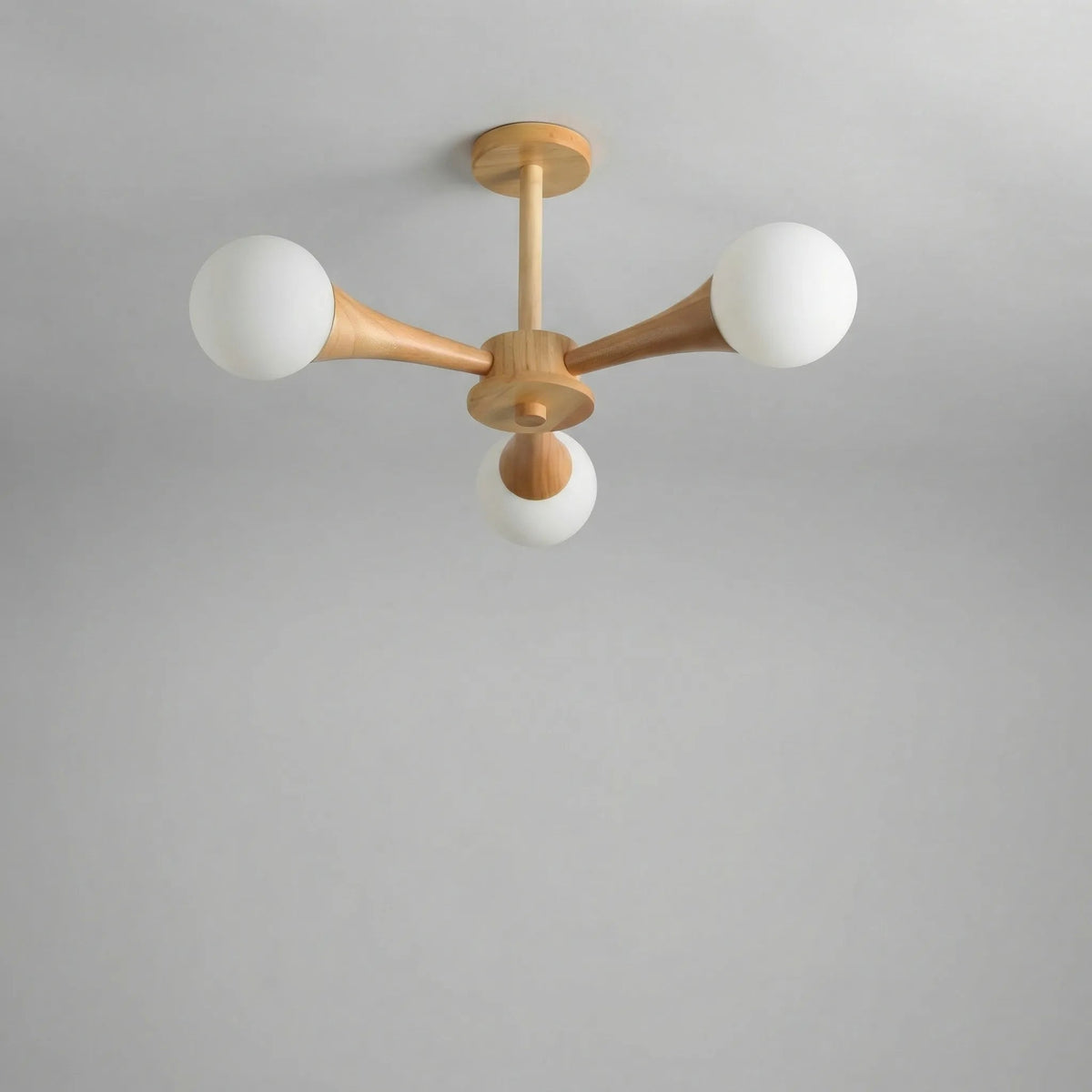 Taklampe i tre med armer og hvite kuler i glass, Natur og hvit