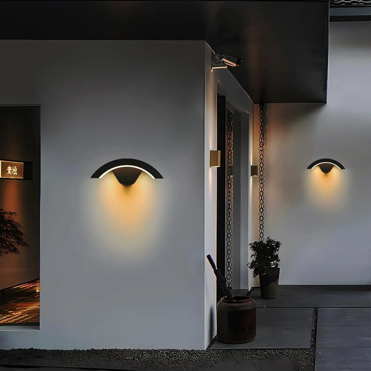 Utendørs vegglampe med buet skjerm og myk lysbue, Svart