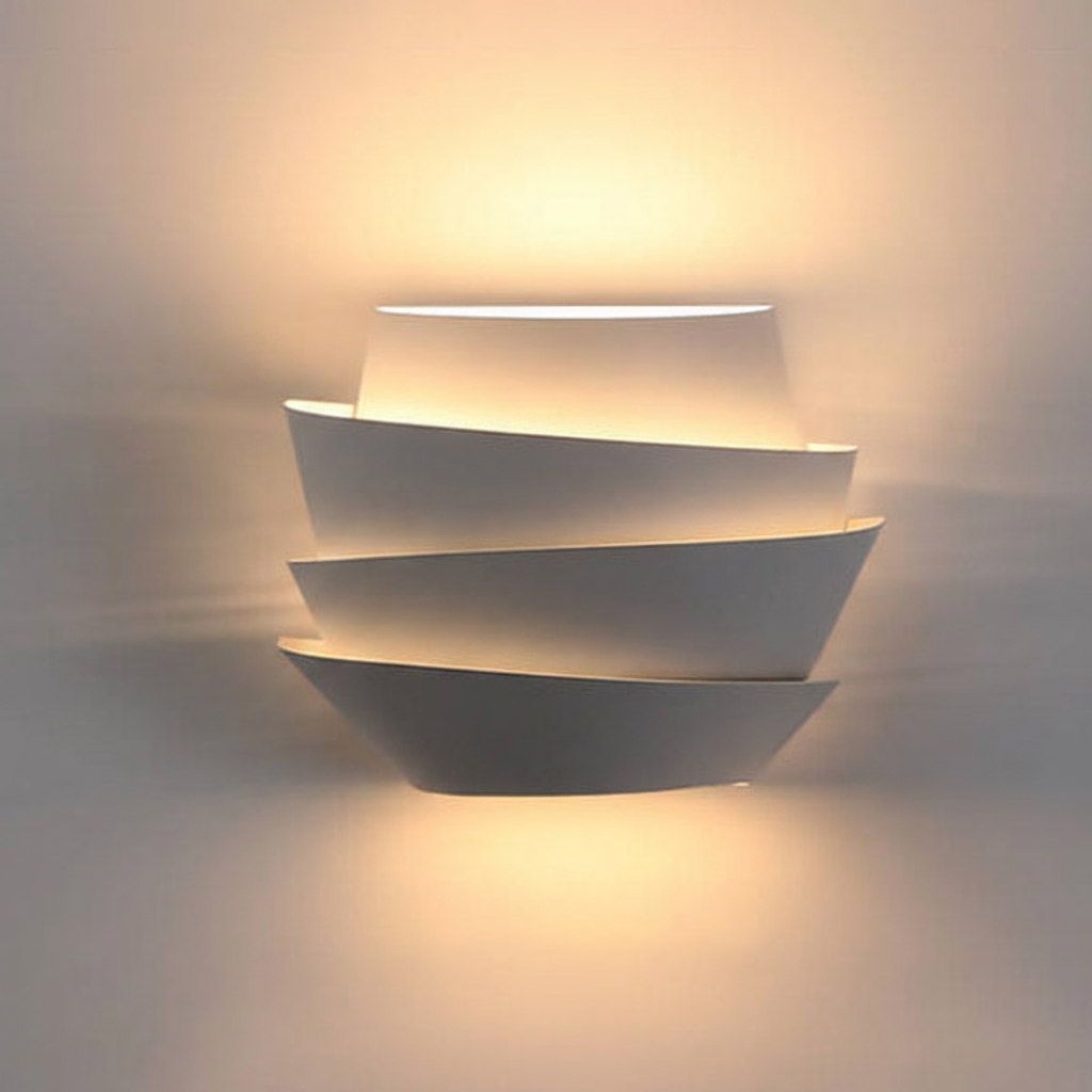 Vegglampe i hvitt med lagdelte, buede skjermer, Hvit