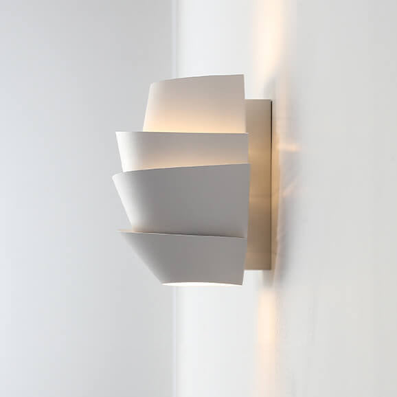Vegglampe i hvitt med lagdelte, buede skjermer, Hvit