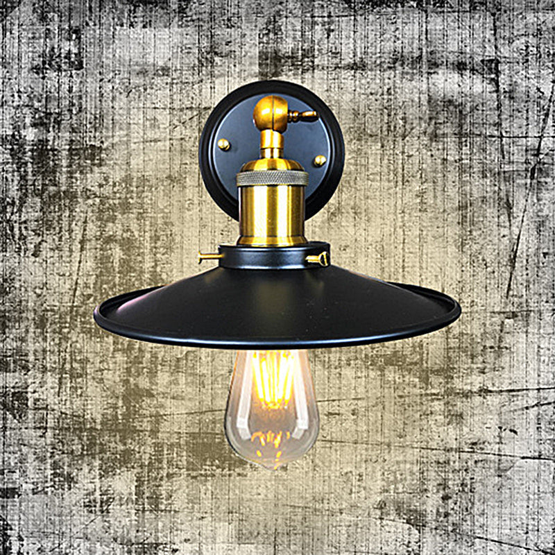 Vegglampe i industristil med sort skjerm og messingledd, Svart og messing