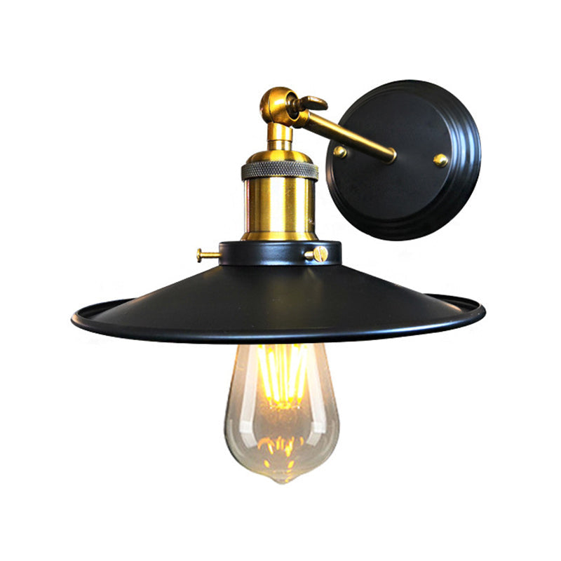 Vegglampe i industristil med sort skjerm og messingledd, Svart og messing