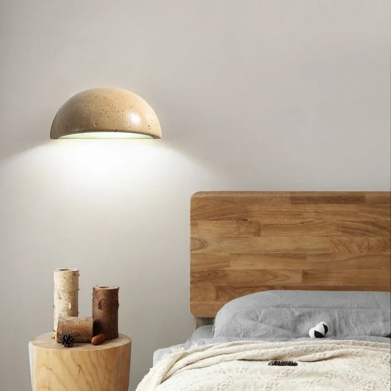 Vegglampe i travertin med halvrund skål og lys opp, Sandbeige