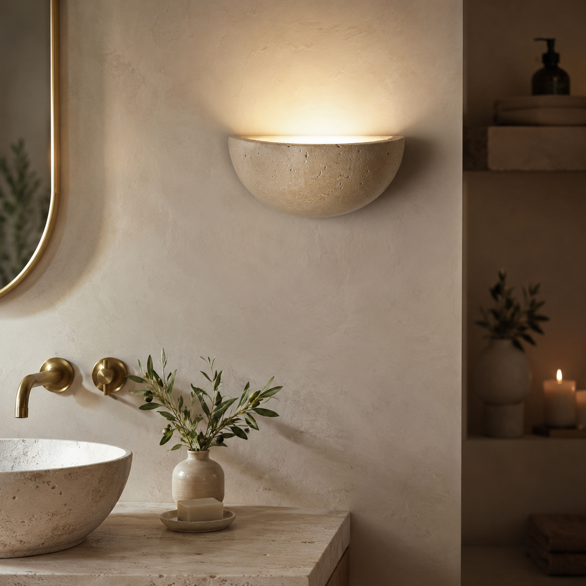 Vegglampe i travertin med halvrund skål og lys opp, Sandbeige