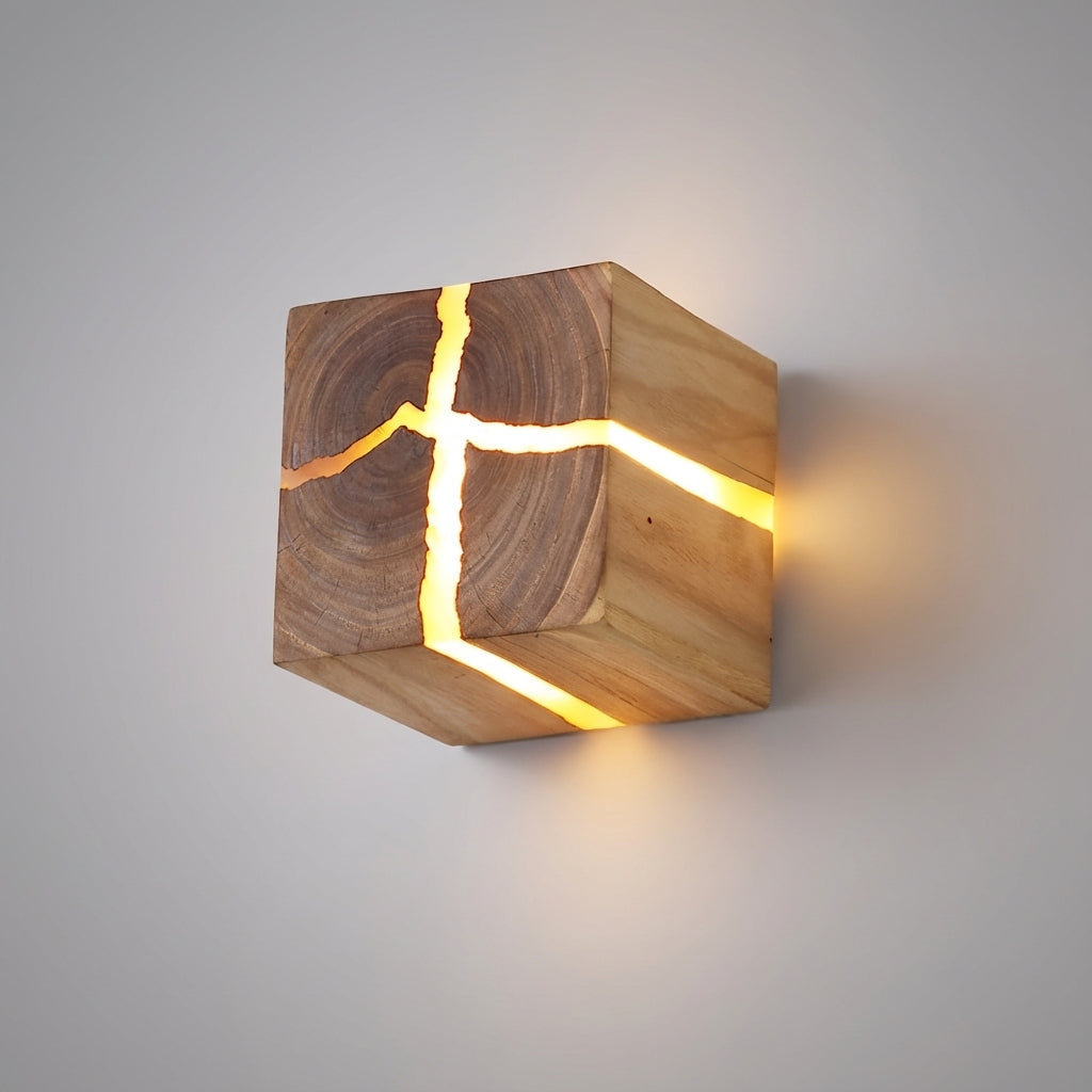 Vegglampe i tre formet som en kube med lysende sprekker, Natur