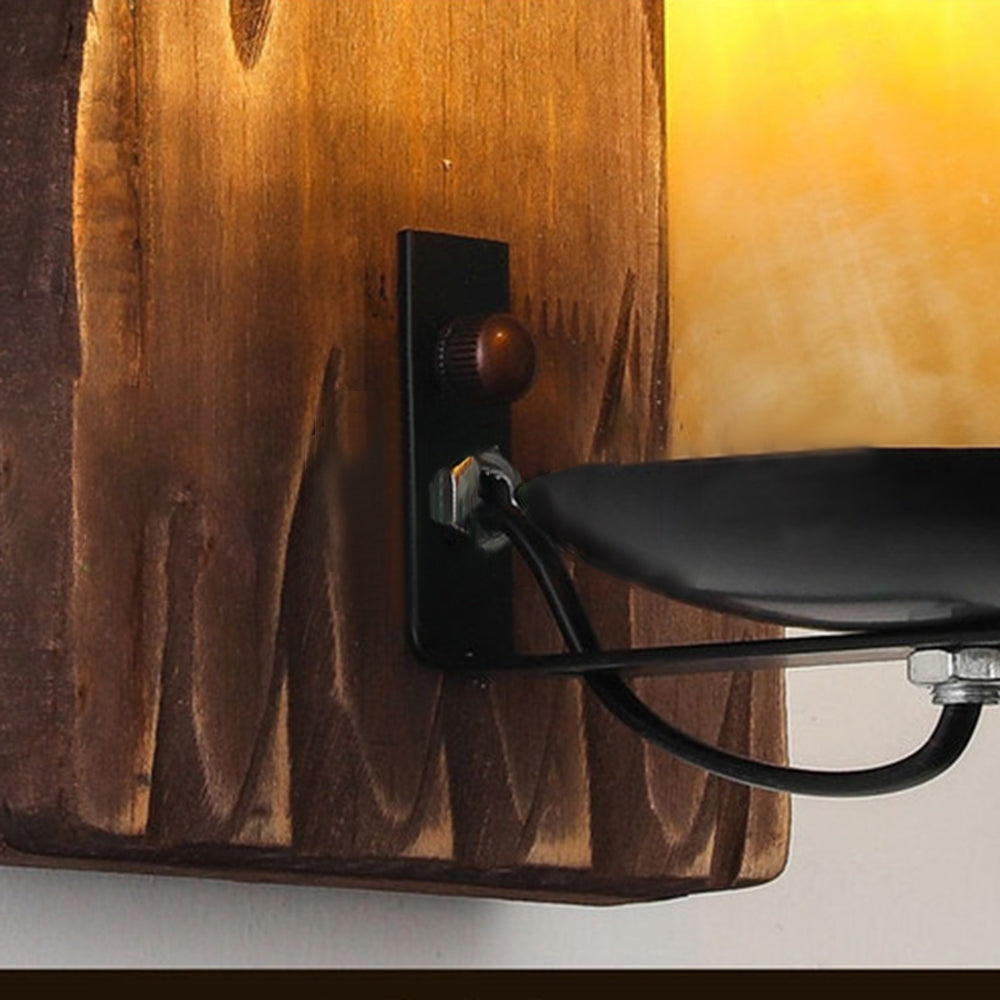 Vegglampe i vintagestil med lyspære som stearinlys på treplate, Mørk brun, hvit og svart