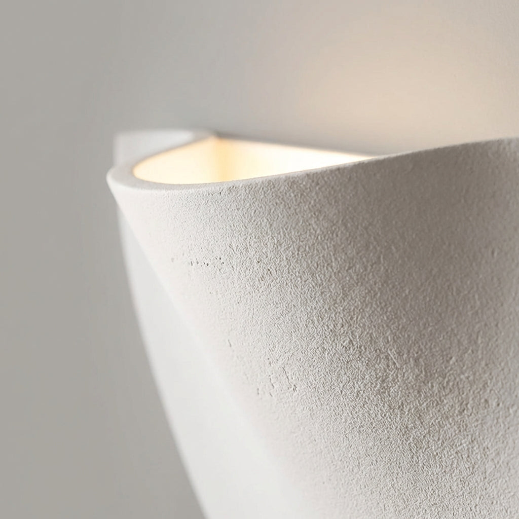 Vegglampe med halvmåneform i hvitt og lys opp, Hvit