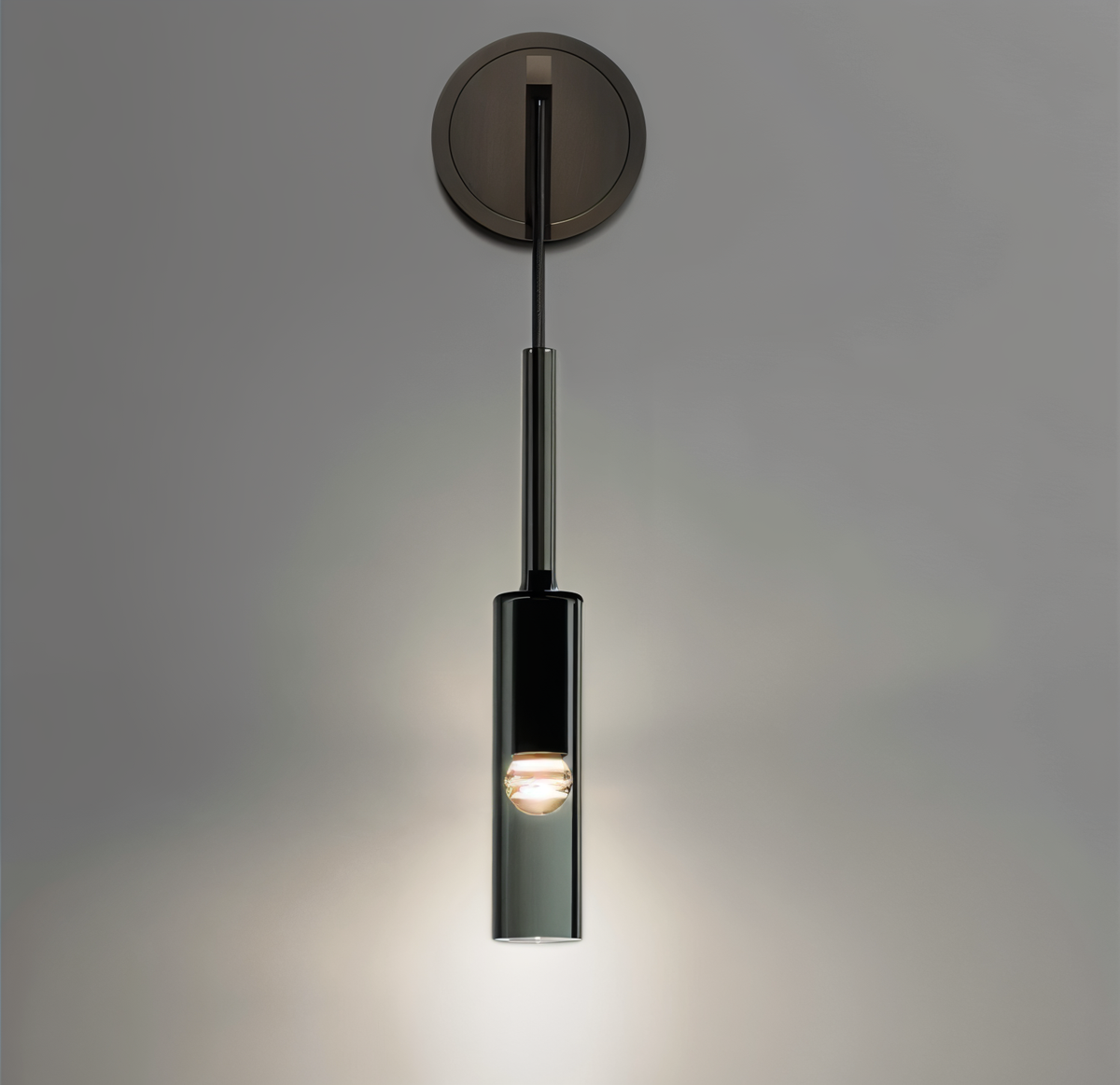 Vegglampe med hengende sylinder i røykfarget glass, Svart og røykgrå