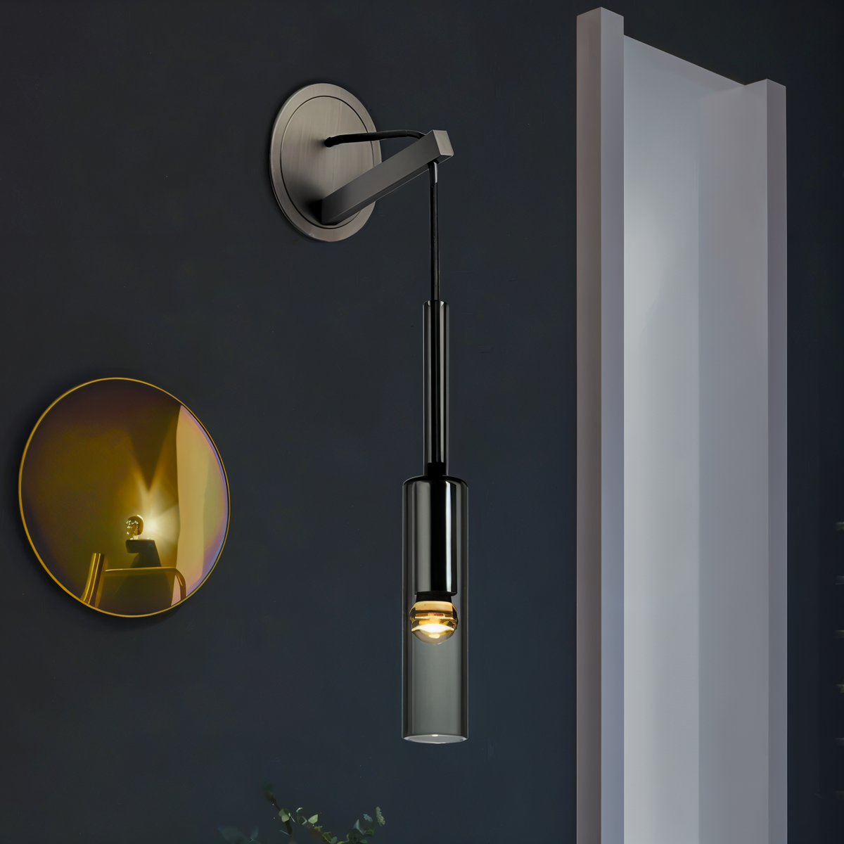 Vegglampe med hengende sylinder i røykfarget glass, Svart og røykgrå