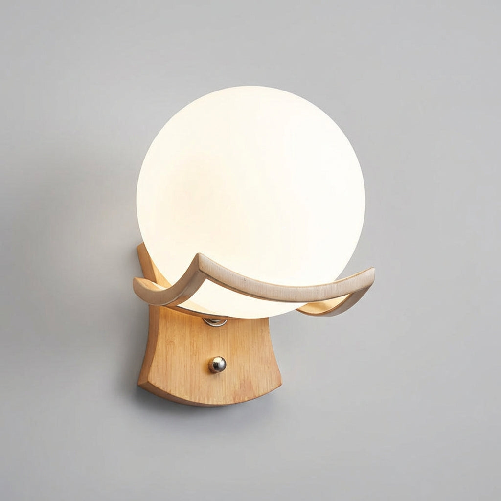 Vegglampe med opal glasskule på bølget trefot, Natur og hvit