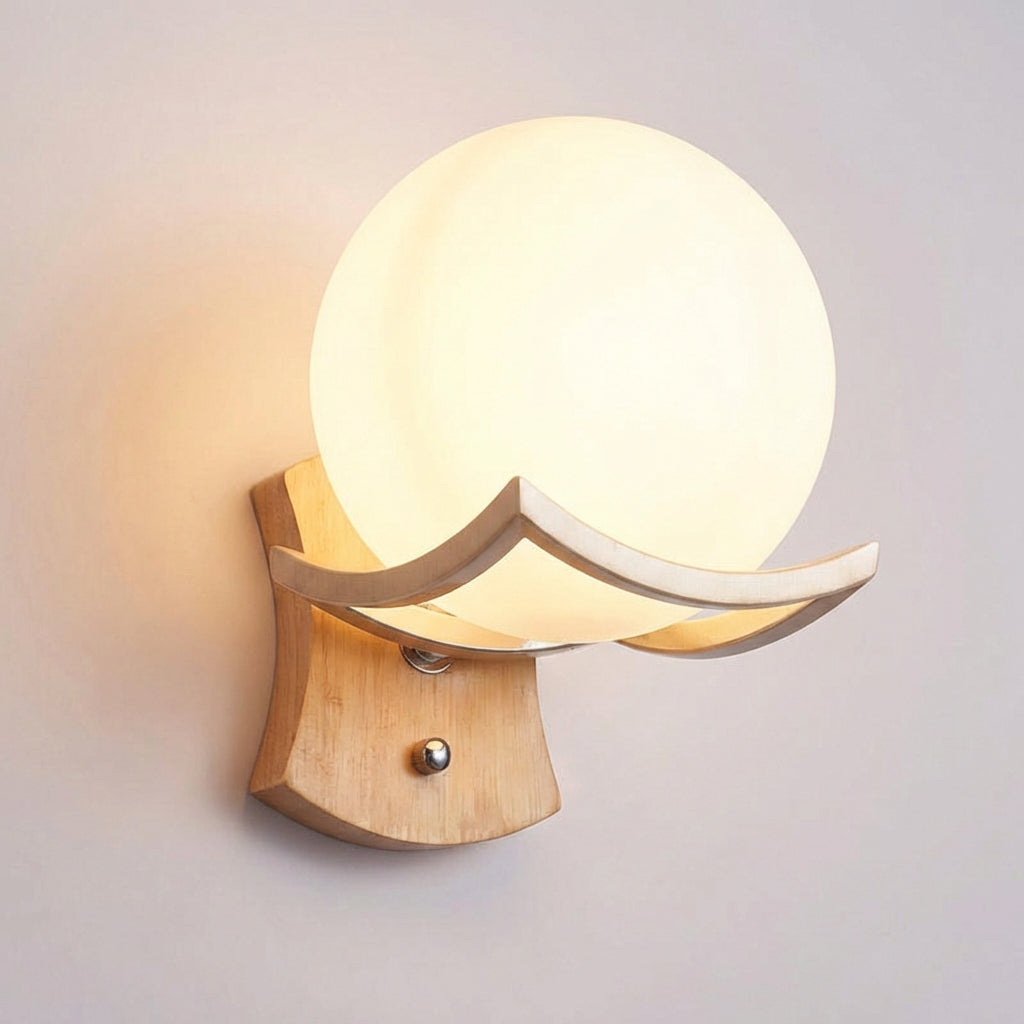 Vegglampe med opal glasskule på bølget trefot, Natur og hvit