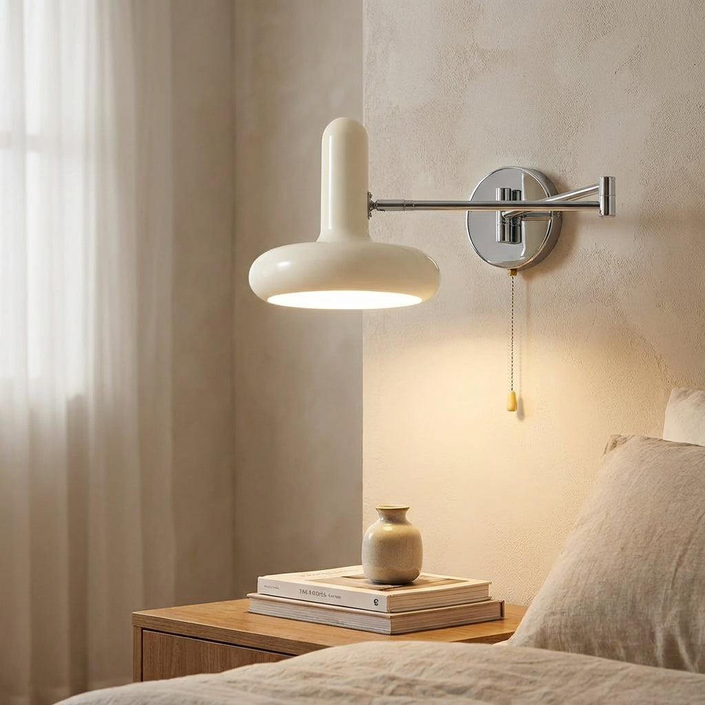 Vegglampe med svingarm og hvit skjerm i Bauhaus-stil, Hvit og krom