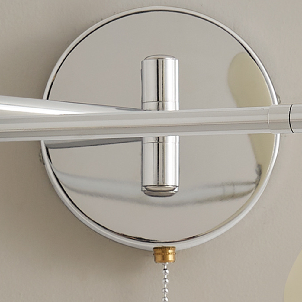 Vegglampe med svingarm og hvit skjerm i Bauhaus-stil, Hvit og krom