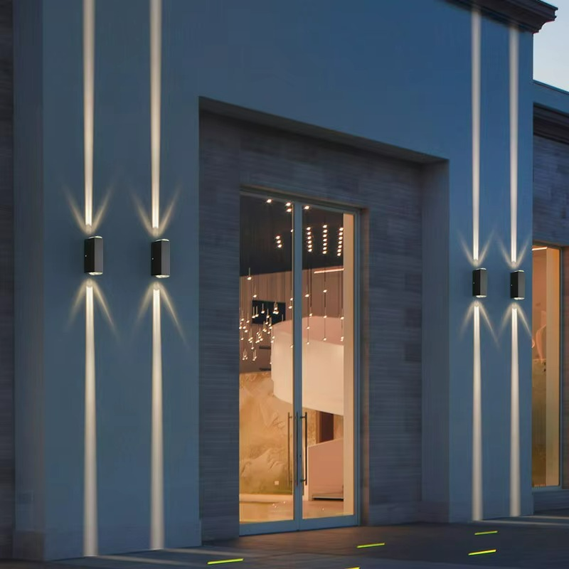 Vegglampe ute med lys opp og ned i svart aluminium, Svart