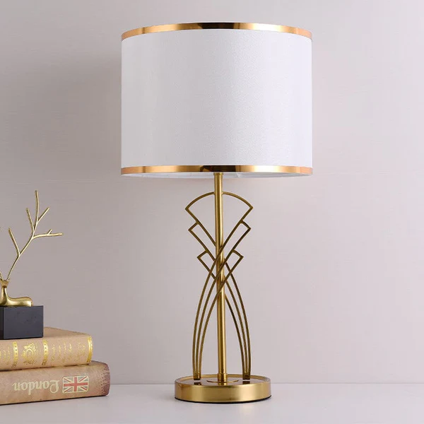 Art deco lampe for bordet med gullfot og hvit skjerm, Gull og hvit