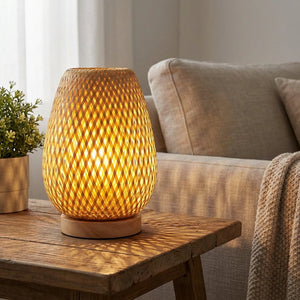 Bambus lampe for bordet med flettet eggform og trefot, Natur