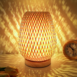 Bambus lampe for bordet med flettet eggform og trefot, Natur