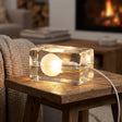 Bordlampe i form av en klar glassblokk med pære inni, Klar