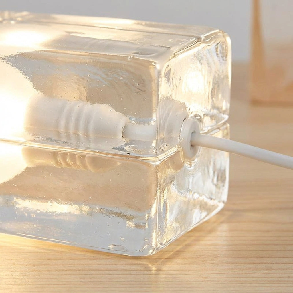 Bordlampe i form av en klar glassblokk med pære inni, Klar