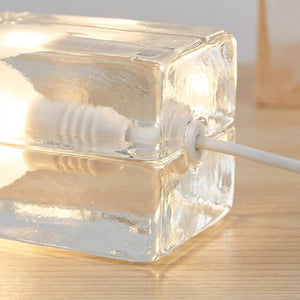 Bordlampe i form av en klar glassblokk med pære inni, Klar