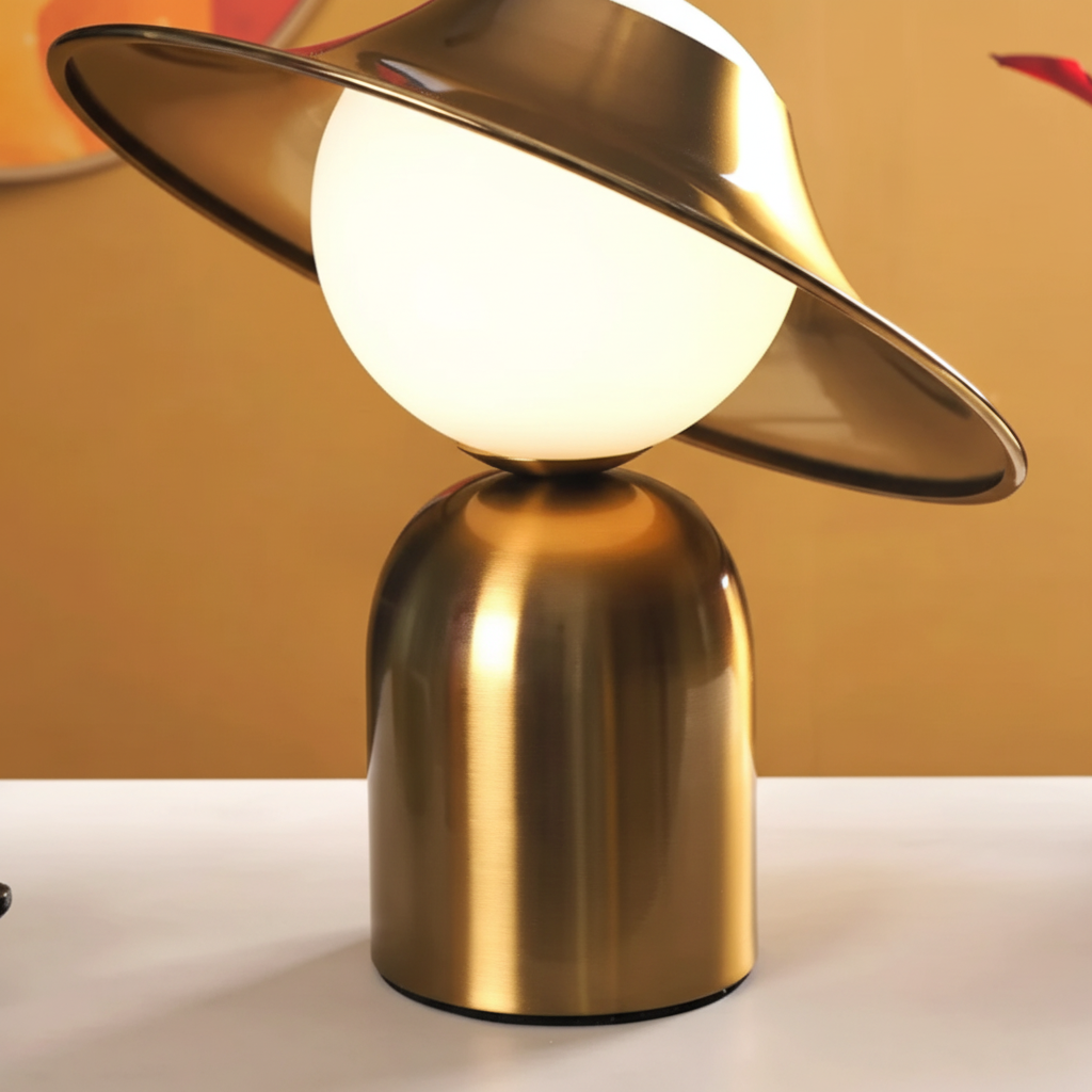 Bordlampe i gullfarget metall med hatteskjerm og hvit kule, Gull og hvit
