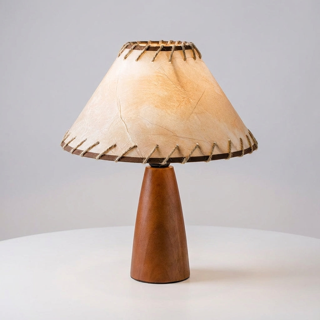 Bordlampe i tre med kjeglefot og sydd skjerm i lys beige, Mørkt tre og beige