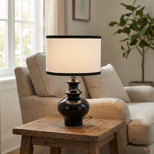 Bordlampe med blank sort keramikkfot og hvit tekstilskjerm, Svart og hvit