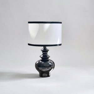 Bordlampe med blank sort keramikkfot og hvit tekstilskjerm, Svart og hvit