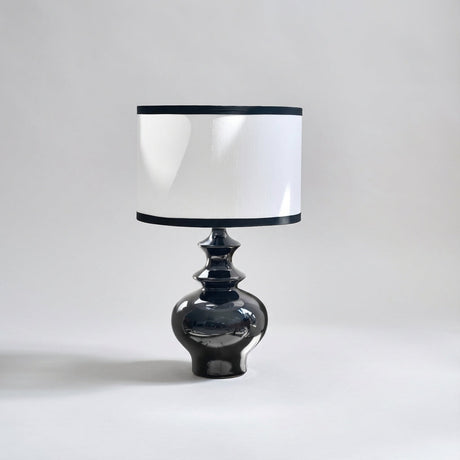 Bordlampe med blank sort keramikkfot og hvit tekstilskjerm, Svart og hvit