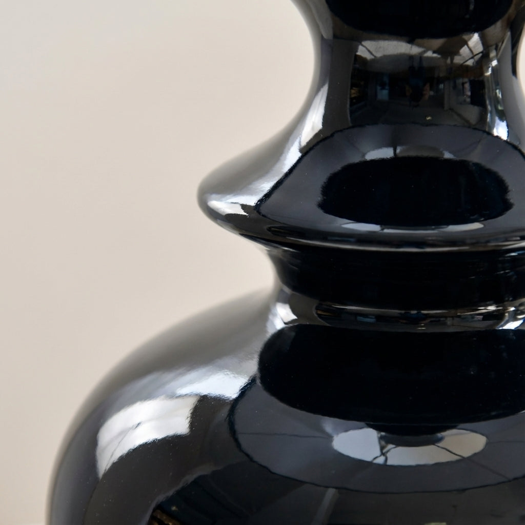 Bordlampe med blank sort keramikkfot og hvit tekstilskjerm, Svart og hvit