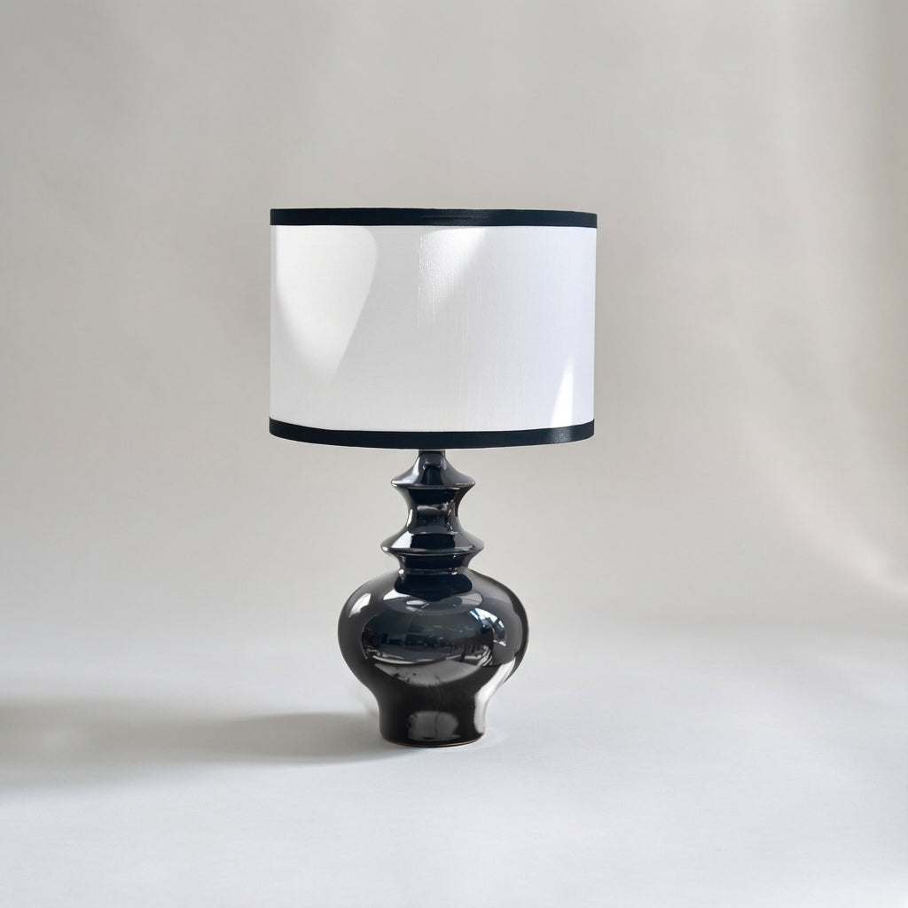 Bordlampe med blank sort keramikkfot og hvit tekstilskjerm, Svart og hvit
