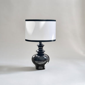 Bordlampe med blank sort keramikkfot og hvit tekstilskjerm, Svart og hvit