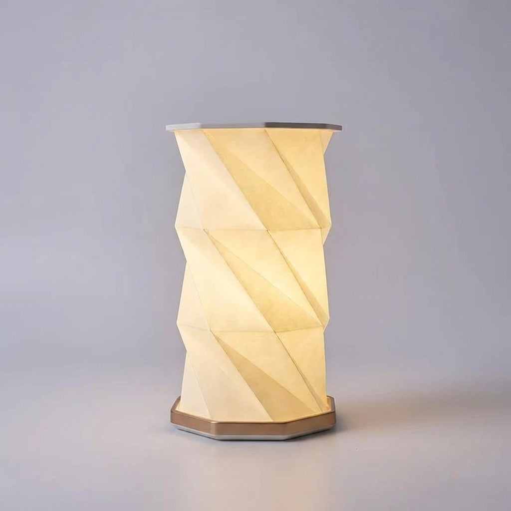 Bordlampe med foldet, fasettert skjerm i hvitt, Hvit og gull