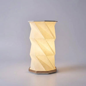 Bordlampe med foldet, fasettert skjerm i hvitt, Hvit og gull