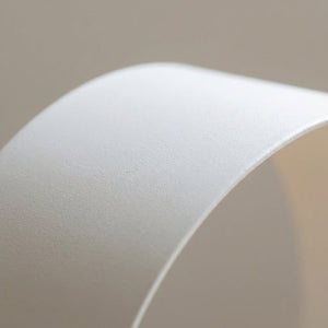 Bordlampe med hvitt bånd i løkkeform og synlig pære, Hvit