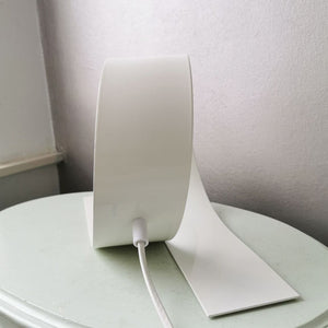 Bordlampe med hvitt bånd i løkkeform og synlig pære, Hvit