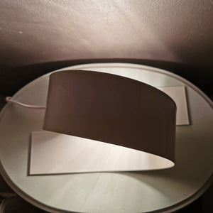 Bordlampe med hvitt bånd i løkkeform og synlig pære, Hvit