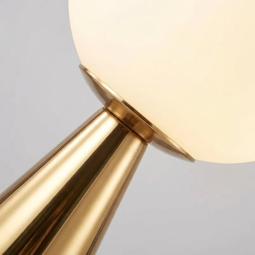 Bordlampe med kjegleformet fot i gullfarge og glasskule, Gull og hvit