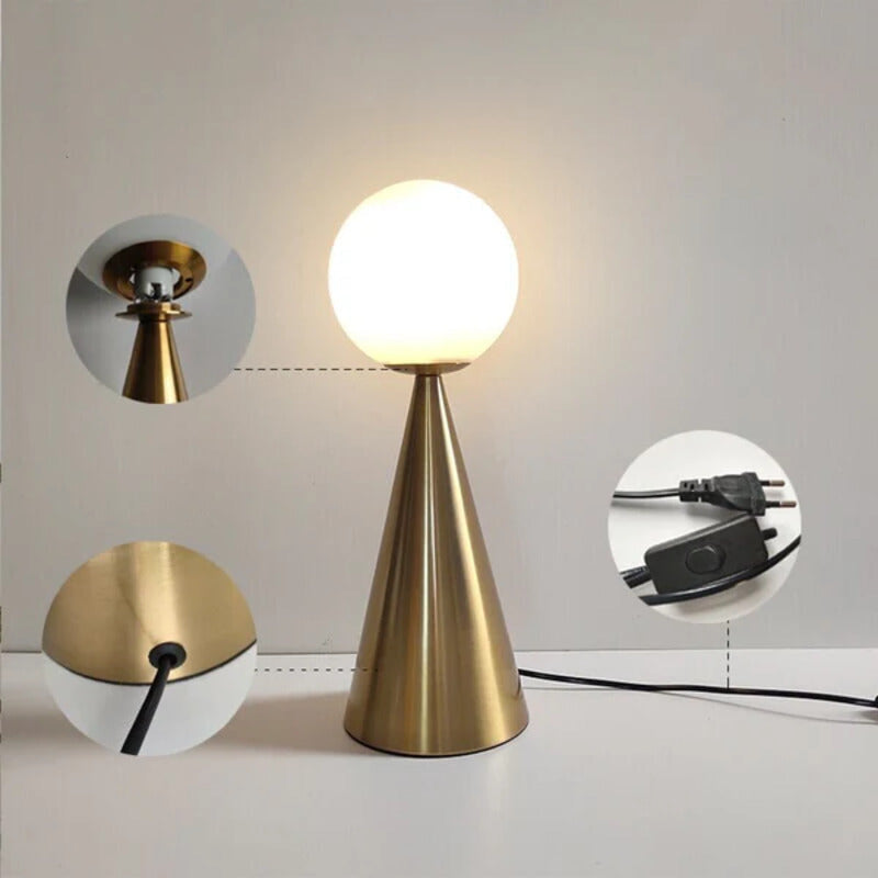 Bordlampe med kjegleformet fot i gullfarge og glasskule, Gull og hvit